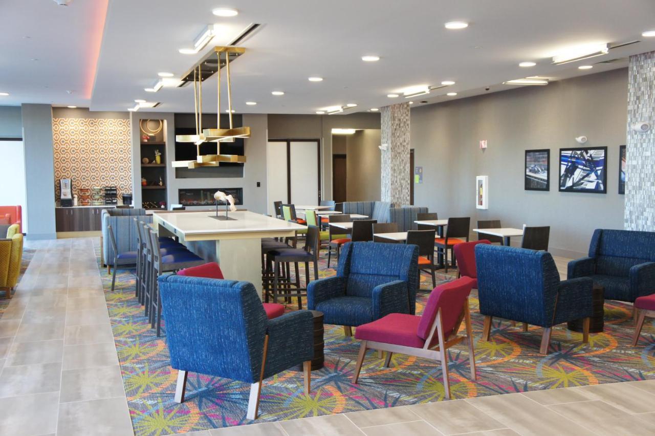 La Quinta Inn & Suites By Wyndham Braselton Bagian luar foto
